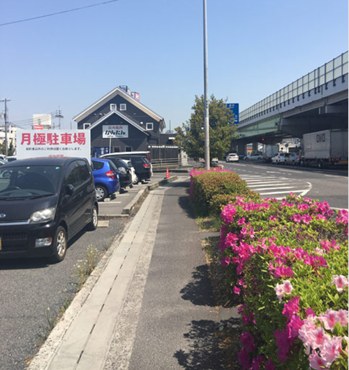 ③国道2号バイパスに沿って歩いて行くと正面に「かんたん」という名前のお店の看板が見えます。